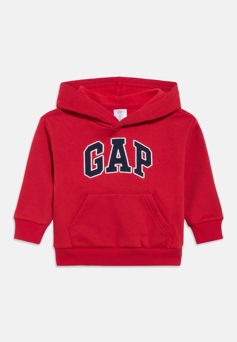 Felpa con cappuccio rossa per bambini, con tasca a marsupio frontale e logo "GAP" in lettere blu navy contornate di bianco.