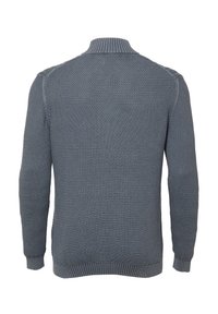 Grau gestrickter Pullover, von hinten gezeigt, mit einem strukturierten Muster, geripptem Kragen und Bündchen sowie einer lockeren Passform.