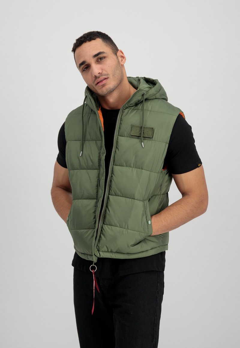 Herren Leichte Jacken | Alpha Industries HOODED PUFFER Weste sage green/khaki - PC34083 Herren Leichte Jacken | Alpha Industries HOODED PUFFER Weste sage green/khaki - PC34083