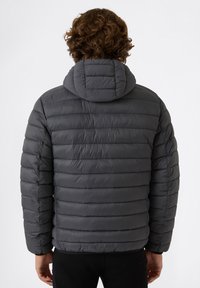 Wypełniona szara kurtka z poziomymi przeszyciami, kaptur i miękka faktura. Posiada elastyczne mankiety oraz dopasowaną talię dla zapewnienia ciepła.