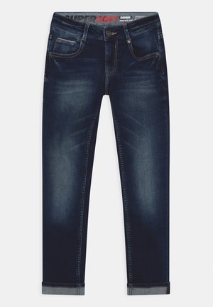 Granatowe dżinsy o gładkiej fakturze, z prostą nogawką, podwiniętym dołem oraz metką w pasie "SUPERSOFT".