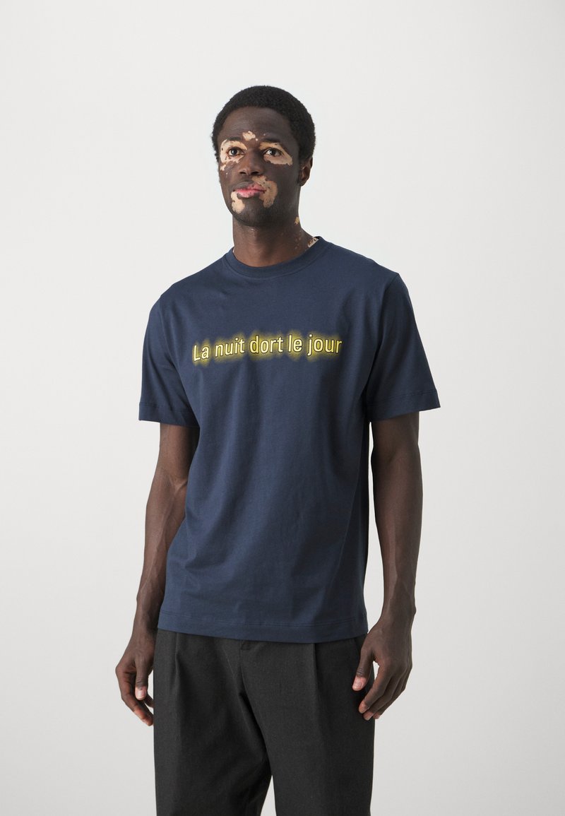 Études - LA NUIT UNISEX - Print T-shirt - navy, Enlarge