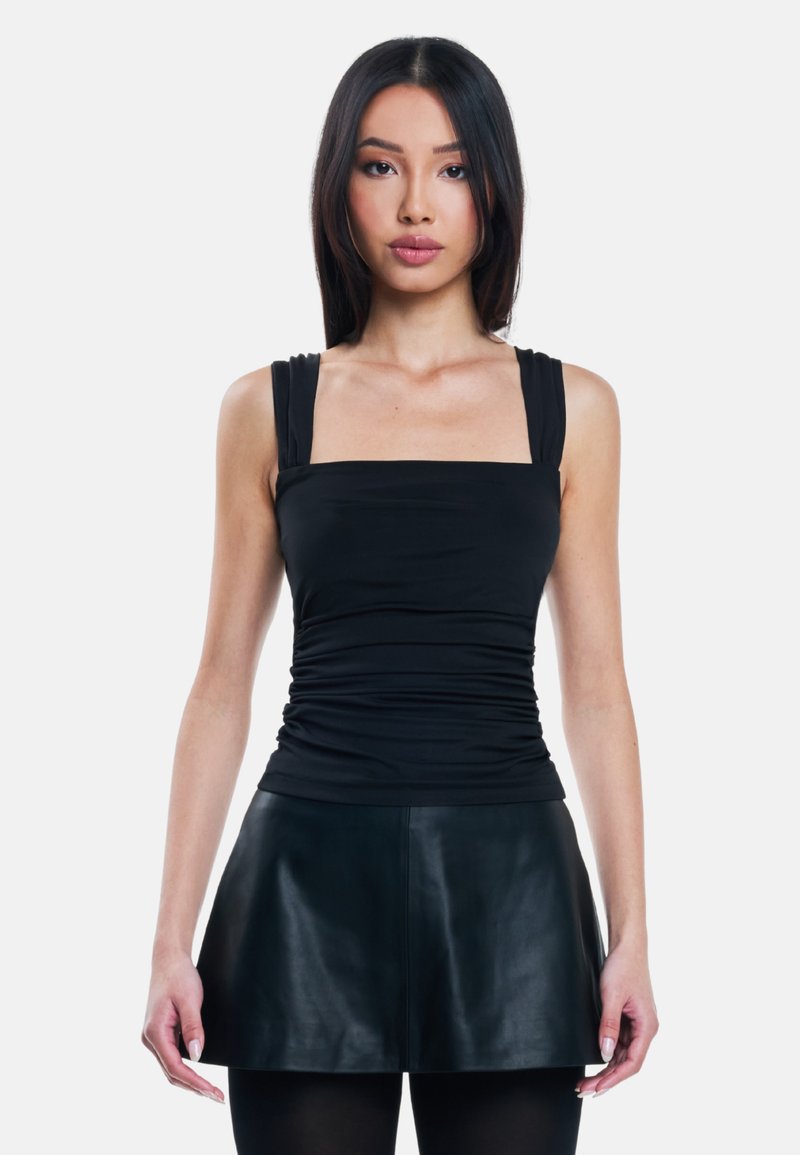 Zwarte tanktop met vierkante halslijn, ruches en brede bandjes, gecombineerd met een zwarte leren miniskirt. Gladde textuur, aansluitend ontwerp.