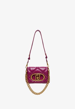 Borsa a tracolla in pelle trapuntata fucsia, con catena e accessori in tonalità dorata, chiusura con logo ovale e una sola tracolla.