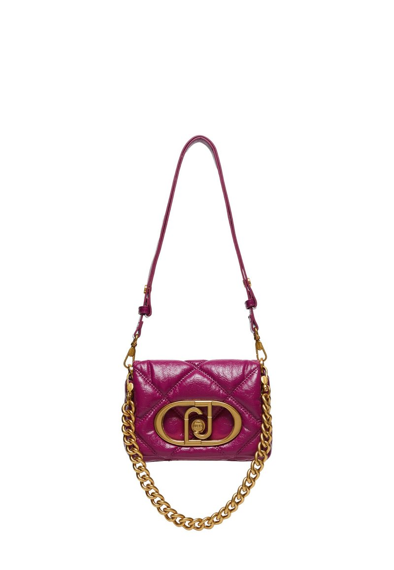 Geantă din piele quilted în fucsia, cu un lanț și elemente de accent de culoare aurie, având un sistem de închidere cu logo oval și o curea singulară de umăr.