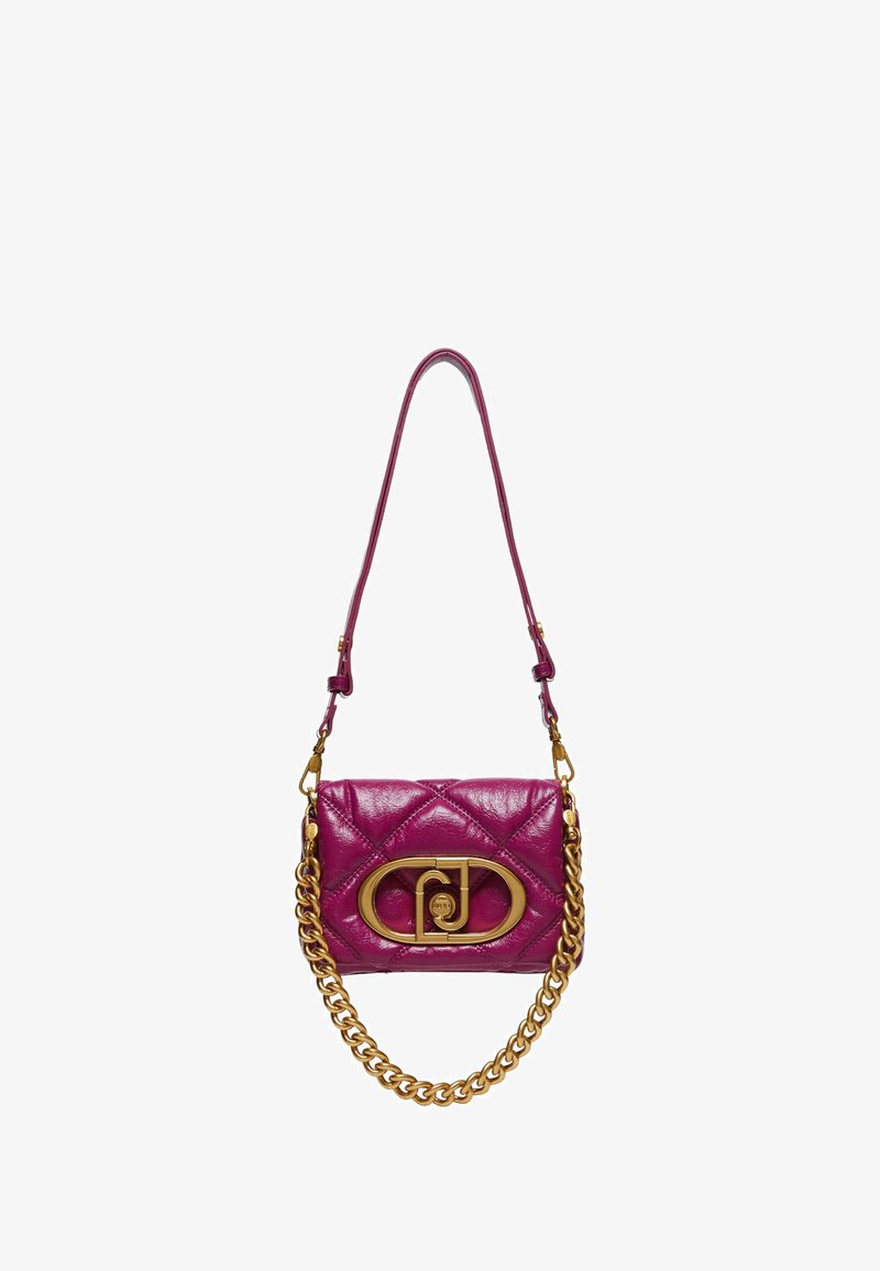 Borsa a tracolla in pelle trapuntata fucsia, con catena e accessori in tonalità dorata, chiusura con logo ovale e una sola tracolla.