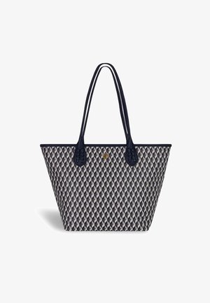 Torbica s geometrijskim uzorkom u nijansama sive i mornarske plave. Tekstura materijala, dva dugačka ručka i okrugli zlatni emblem.