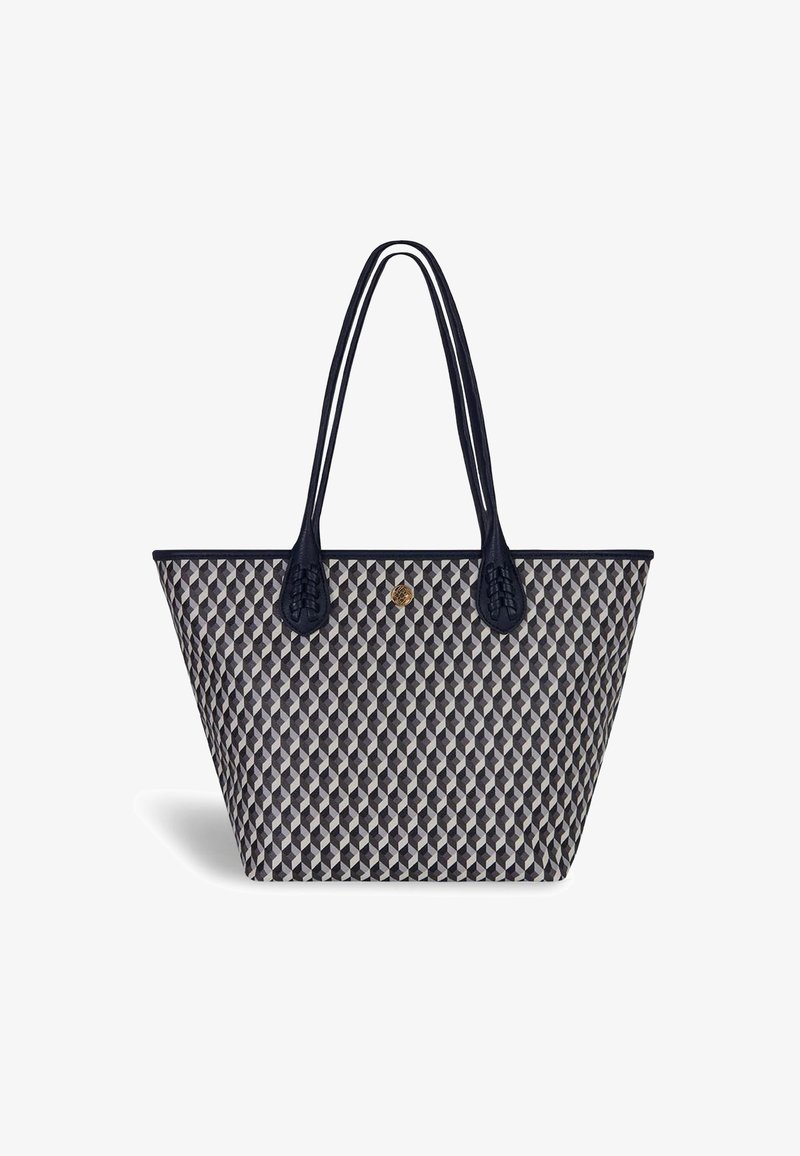 Torba na ramię z geometrycznym wzorem w odcieniach szarości i granatu. Teksturowany materiał, dwa długie uchwyty i okrągły złoty emblemat.