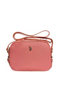 Borsa a spalla rosa in tessuto con finitura liscia, forma rettangolare e dettagli in hardware dorato. Presenta una lunga tracolla regolabile per un indossare versatile.