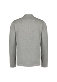 Grijze langslavige polo in zachte brei stof met een kraag en geribbelde manchetten. De achteraanzicht toont een glad, minimalistisch ontwerp.