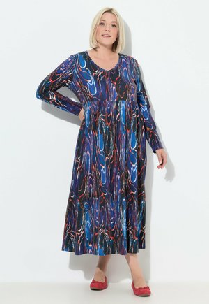 Langärmliges Kleid mit einem wirbelnden Muster aus Blau, Rot und Schwarz; hat einen V-Ausschnitt, eine leicht erhöhte Taille und eine fließende Silhouette.