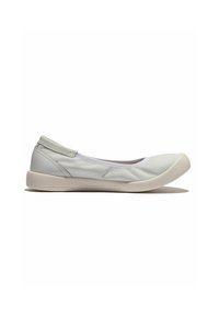 Chaussure plate blanche à enfiler avec bout en caoutchouc arrondi et semelle texturée, conçue pour un usage décontracté.