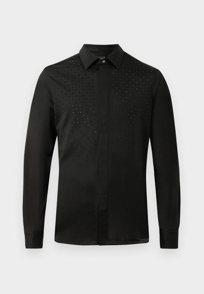 Cămașă neagră cu mâneci lungi, cu guler clasic, nasturi ascunși și embellismente discrete cu studs în partea superioară frontală.