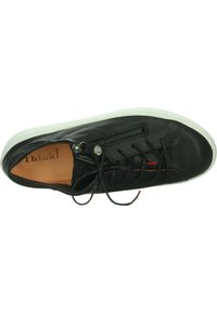 Schwarze Leder-Sneaker mit glatter Textur, ausgestattet mit einer weißen Gummisohle, Schnürdesign und einem Reißverschluss-Akzent an der Seite.