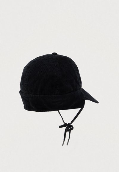 Boné de veludo cotelê preto com aba curvada e tiras ajustáveis penduradas na parte de trás.