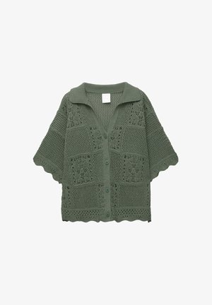 Zielony robiony na drutach kardigan z kołnierzykiem, otwartym przodem, wzorem patchworkowym i falistymi brzegami o teksturowanym wykończeniu. Pięć guzików z przodu.
