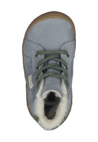 Botín de piel gris con cordones verdes, forro interior suave y suela de goma. Presenta detalles de costura y un pequeño logo en el lateral.
