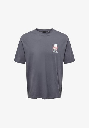 Szary t-shirt z krótkim rękawem z małymi białymi i różowymi japońskimi znakami oraz napisem „Limited Edition” na lewej górnej części klatki piersiowej.