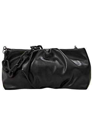 Czarna, miękka kopertówka ze skóry z marszczoną fakturą i grubym, czarnym plastikowym łańcuchem jako paskiem, o prostokątnym kształcie i zamknięciu na zamek u góry.