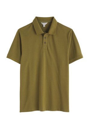 Polo vert olive en coton doux, avec un col classique, une patte à trois boutons et des manches courtes. Texture lisse.