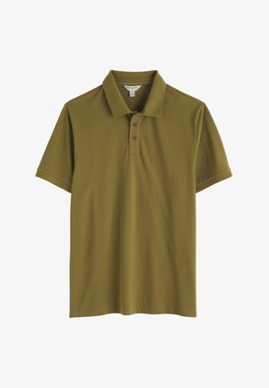 Õlivihreest pehmest puuvillast polo-särk, millel on klassikaline krae, kolme nupuga plakee ja lühikesed varrukad. Sile tekstuur.