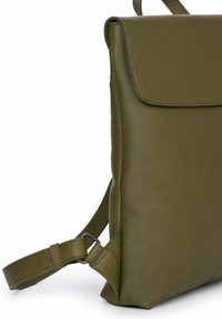 Mochila de cuero en color verde oliva, forma rectangular, cierre con solapa, correa ajustable, textura suave, costuras visibles, diseño minimalista.