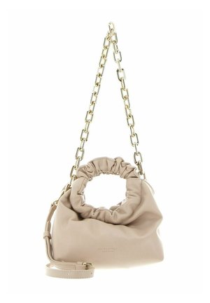 Sac à main en cuir beige avec un dessus froncé, une anse chaîne dorée et une bandoulière amovible. Présente une texture lisse et une ouverture circulaire.