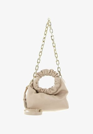 Sac à main en cuir beige avec un dessus froncé, une anse chaîne dorée et une bandoulière amovible. Présente une texture lisse et une ouverture circulaire.