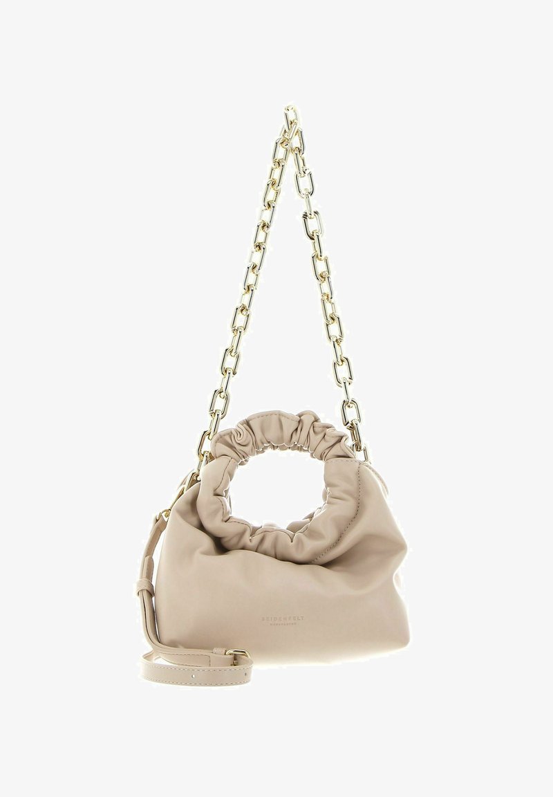 Sac à main en cuir beige avec un dessus froncé, une anse chaîne dorée et une bandoulière amovible. Présente une texture lisse et une ouverture circulaire.