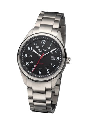 Montre en acier inoxydable avec un cadran noir, des marqueurs d'heure blancs et rouges, et un affichage de la date. Elle est équipée d'un mouvement solaire et d'un bracelet en métal.