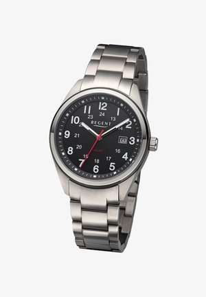 Montre en acier inoxydable avec un cadran noir, des marqueurs d'heure blancs et rouges, et un affichage de la date. Elle est équipée d'un mouvement solaire et d'un bracelet en métal.