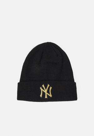 Gorro de punto negro con vuelta, que presenta un brillante logo bordado en dorado de "NY". Tela texturizada, ajuste ceñido, diseño simple.