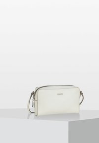 Bílá kabelka z jemné kůže s obdélníkovým tvarem, stříbrným zipem a odnímatelným popruhem. Na přední straně je ražené logo.