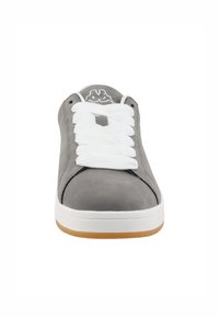 Baskets en suede grises avec des lacets blancs, semelle en caoutchouc et accent logo sur la languette. Présentent un bout arrondi et une texture lisse.