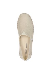 Scarpa espadrilla in tela beige con design incrociato, dettagli in juta sulla suola e interno liscio. Presenta il marchio "TOMS" all'interno.