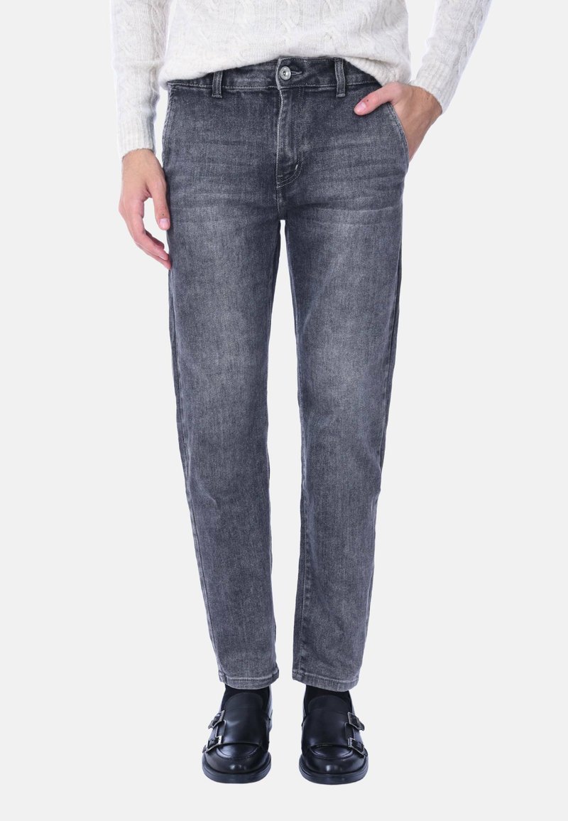 Jeans in denim grigio con una vestibilità a gamba dritta. Presentano una chiusura con bottone, un design a cinque tasche e una leggera sbiaditura sulla superficie.