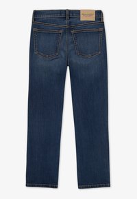 Mørkeblå jeans med lige ben, baglommer og en brun Abercrombie lædermærke på linningen.