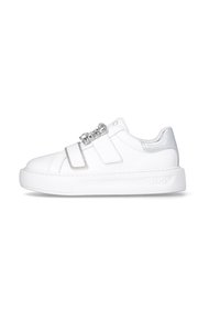 Sneaker bianco in pelle con texture liscia. Presenta due cinturini regolabili, una suola alta e un accento decorativo a catena.