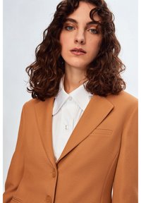 adL JULIA - Bleiseri - camel