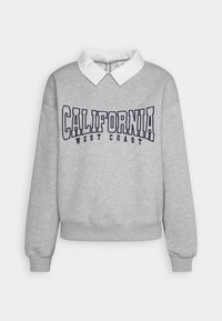 Sudadera gris con un cuello blanco, que presenta "CALIFORNIA" y "WEST COAST" en texto azul oscuro, puños y dobladillo acanalados. Textura de tela suave.