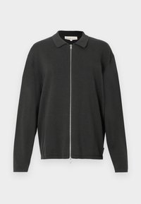 Cardigã de malha de manga longa preta com colarinho e fecho de correr prateado até ao final, ajustado de forma ligeiramente solta, apresentado sobre um fundo branco.