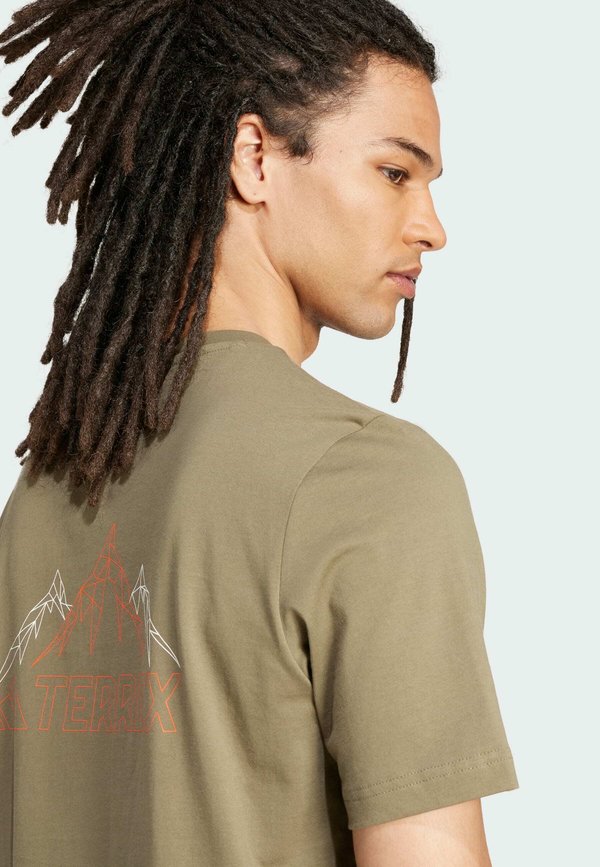 MOUNTAIN - Print T-shirt - olive strata3