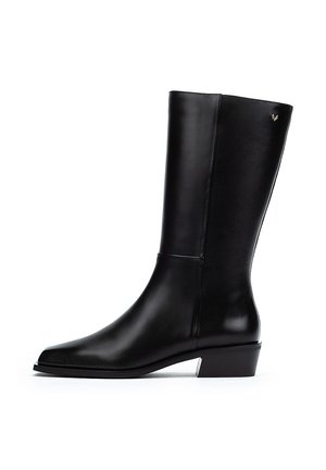 Bota de cuero negro hasta la rodilla con un diseño elegante, punta afilada, tacón plano y hardware mínimo. Textura suave con un sutil acento.