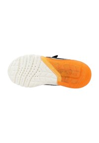 Sole di scarpa atletica nera con gomma bianca texture e un accento arancione. Il design include un motivo a nido d'ape per la trazione.