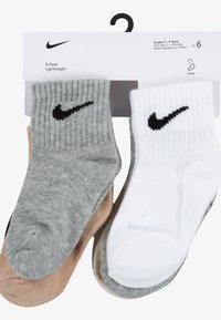 Seks-pakning med små barne sokker med lett ribbestrikket design i grått, hvitt og lyst brunt med svarte Nike-logoer. Ankellengde.