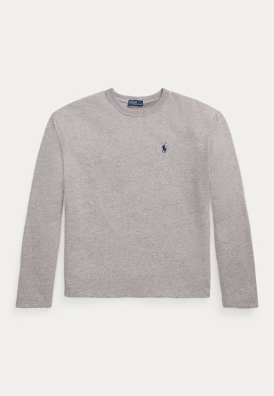 Maglietta a maniche lunghe grigio chiaro con scollo rotondo e piccolo logo ricamato di un giocatore di polo blu scuro sul petto sinistro.