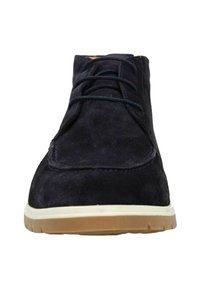 Stivali alla caviglia in suede blu navy con punta rotonda, caratterizzati da lacci e una suola in gomma chiara a contrasto. Superficie testurizzata con cuciture dettagliate.