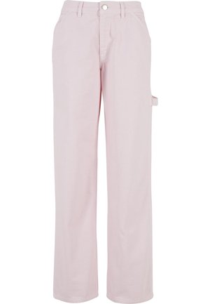 Calças de algodão rosa claro com corte reto, apresentando um fecho de botão e um bolso cargo lateral. Textura suave e detalhes de design mínimos.