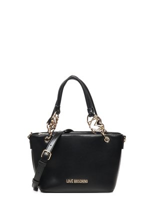 Borsa a tracolla nera in ecopelle con dettagli in catena in tonalità oro. Presenta una forma strutturata, doppi manici e una tracolla regolabile. Logo "LOVE MOSCHINO" in vista.