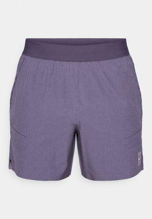 Pantaloni corti viola con un motivo geometrico testurizzato, vita elastica e due tasche laterali. Il tessuto sembra leggero e traspirante.